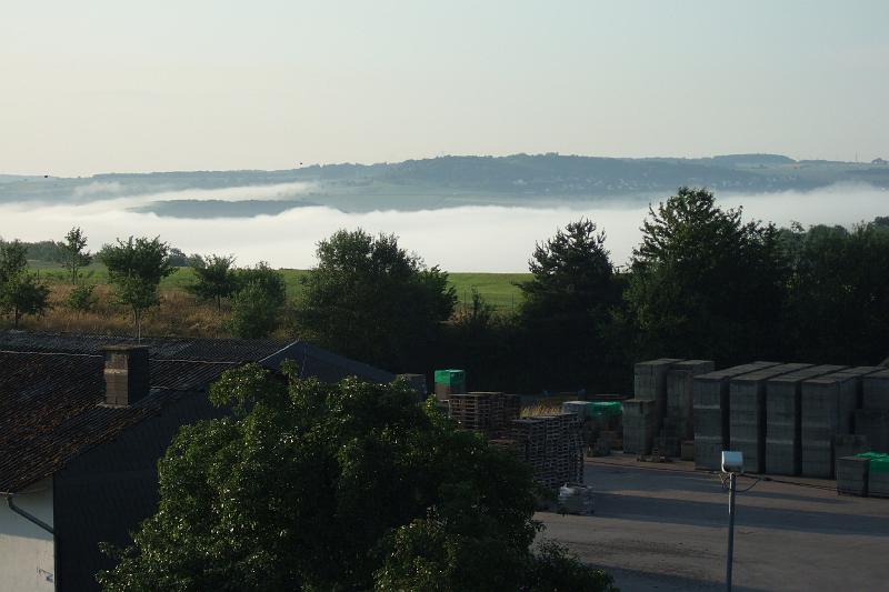 3-3-01 Morgentau bei Merzirchen.JPG - Der Blick aus der Pilgerherberge Merzkirchen am frühen Morgen: Im Tal sammelt sich der Tiefnebel bei ansonstem klarem Himmel